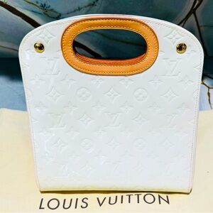 Louis Vuitton Monogram Vernis Maple Drive Clutch in white pearl